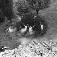 The Plastic People of the Universe, zahrada Břevnovského kláštera, konec 60. let, Pavel Zeman stojí vpravo