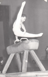 Během cvičení na koni našíř, 50. léta