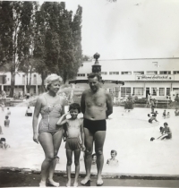 Miloslav Jiroš lázních v Maďarsku s manželkou a dcerou