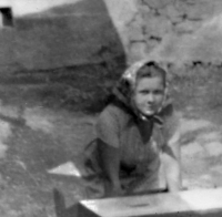 Maminka Václava Houfa Irena Weiterová jako dívka