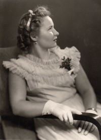 Pamětnice jako mladá dívka, přelom 40. a 50. let