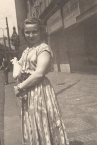 Alena Danišová jako mladá dívka, přelom 40. a 50. let
