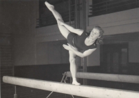 Pamětnice během tréninku na kladině, foto Vlastislav Šimsa, 1954