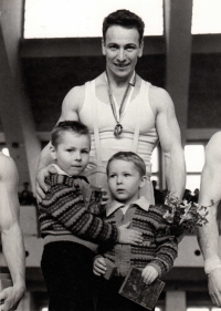 Ferdinand Daniš po soutěžní výhře se svými syny Ferdinandem a Pavlem, přelom 50. a 60. let