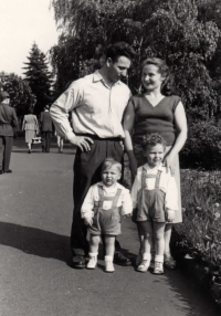 Rodinná fotografie manželů Danišových se syny Ferdinandem a Pavlem, 50. léta