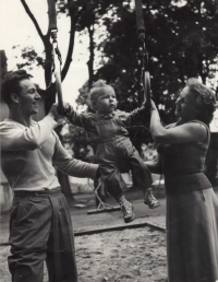Pamětník s manželkou Alenou a nejstarším synem Ferdinandem, 50. léta 