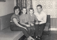 Rodinná fotografie Danišových, zleva manželka Alena, synové Ferdinand a Pavel, pamětník, 60. léta