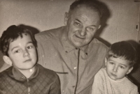 Miroslav Grüner (vlevo) s dědečkem a mladším bratrem 