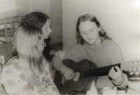 Se Slívou a Ládinem (Vladimírem Lichntenberkem - vlevo), Jan Tomeš s kytarou, Chabařovice 1984