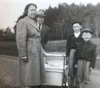 Miloslav Jiroš a manželkou a syny, dcera Věra v kočárku