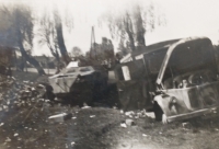 Pozůstatky  vojenské německé techniky u silnice na Rozňáku, 1945