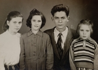 Zleva sestra Sofie, sestřenice Pavlina, Konstantin a sestra Menka v dětském domově, cca 1950