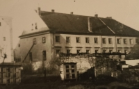 Zpustošený statek po zestátnění. Fotografie ze sedmdesátých let minulého století