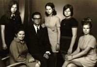 Manželé Květoslava a Jaromír Čechovi se svými čtyřmi dcerami, 70. léta 20. století
