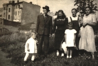 Na snímku Kolářská ulice v Opavě po roce 1945. Vlevo děda Vaněček z Hlubočce, vpravo teta s dětmi, uprostřed v tmavých šatech Květoslava Čechová
