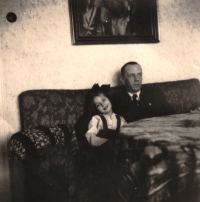 Německý policista Mauler se svou dcerou Edeltraude, u kterých byla jako čtrnáctiletá na službě, cca 1943 nebo 1944