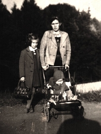 S matkou Františkou Koukolovou na cestě k tetě do Hrabyně, v kočárku mladší sourozenec Stanislav Koukol, cca 1942 nebo 1943