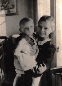 Čtrnáctiletá Květoslava Čechová na službě v německé rodině, kde měla na starost hlídání dětí. Foceno zřejmě v roce 1943