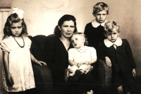 Matka Františka Koukolová (rozená Vaněčková) se svými čtyřmi dětmi z druhého manželství – nevlastními sourozenci Květoslavy Čechové, 50. léta 20. století