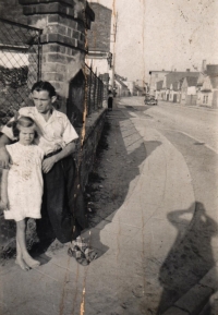 Nevlastní otec Bohumil Koukol s Květoslavou Čechovou u svého domu v Opavě na rohu ulic Ratibořská a Vrchní, zřejmě konec 30. nebo začátek 40. let 20. století