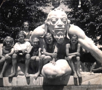 Na opavském koupališti, Květoslava Čechová sedí na hlavě sochy vodníka, 30. léta 20. století