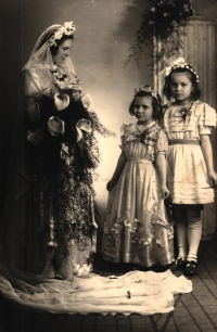 Svatební fotografie Květoslavy Čechové s družičkami, 1952 
