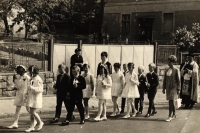 Průvod dětí jdoucích na svaté přijímání do kostela ve Slavkově, zřejmě 1970