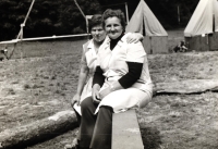 Květoslava Čechová (více vzadu) s Ludmilou Dittrichovou jako kuchařky na pionýrském táboře v Pilném mlýně, zřejmě 80. léta 20. století