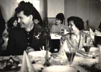 Na slavnosti (podle voničky zřejmě svatba) v kulturním domě ve Slavkově. Vlevo zástupce ředitele školy učitel Galgonek, vedle něj Květoslava Čechová, zřejmě 70. léta 20. století