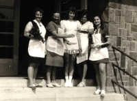 Před vchodem do školní budovy ve Slavkově. Zleva s kyticí Ludmila Dittrichová, Marie Čechová, x, paní Tesařová, Helena Klementová (za svobodna Kleinová),1973
