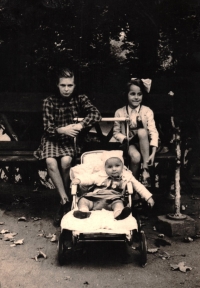 Na službě u německé rodiny Puschnerovy, kde ve 14 letech hlídala dvě děti, cca 1943 nebo 1944