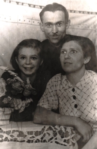 V podnájmu u Žida Jůzy v Kateřinkách. Na snímku vlevo Květoslava Čechová, nahoře Bohumil Koukol a vpravo matka Františka Koukolová, 1939