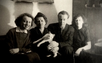 Hana Hejnová s rodiči a starší sestrou Danou, 1950