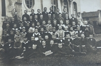 Žáci školy v Žalanech, František Kadlec označen křížkem