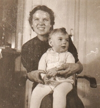 Petr s maminkou Jiřinou Krynskou, Ostrava,  asi 1945