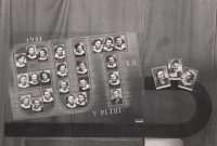 Tablo Sociálního ústavu těsnopisného, kde byl Jindřich jako jediný muž, 1951