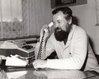 Josef Michek ve své pracovně