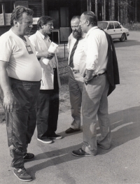 Josef Michek u příležitosti 1. mistrovství světa v trialu v Nepomuku; jako druhý zleva Roman Ječmínek, prezident českého autoklubu, vpravo František Holub, prezident nepomuckého autoklubu