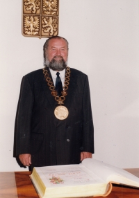 Josef Michek s insigniemi