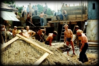 Stavba modlitebny ve Valašském Meziříčí, Petr Krynský vzadu v tílku bez trička, zde působil jako kazatel v letech 1989 až 1993