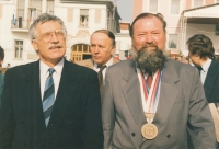 Starosta Nepomuku Josef Michek a předseda vlády Václav Klaus, jehož otec se u Němejců vyučil obchodním příručím, u příležitosti 600. výročí umučení svatého Jana Nepomuckého