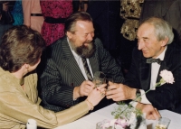 Manželka Marie Michková, Josef Michek a Jaroslav Kratochvíl, první porevoluční starosta Blovic, přibližně v roce 1994