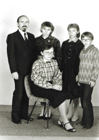 Rodinný snímek rodičů a dětí. Zleva Světlana, Michaela a Jakub, 1988