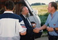 Josef Michek s otcem mistra světa v trialu v Nepomuku přibližně v roce 1997; byl to Angličan