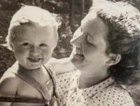 Jaromír Šofr s maminkou v roce 1940