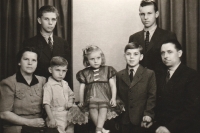 Rodina Krynských: rodiče a děti. Zleva stojící Vladimír a Dimitrij ml. , sedící zleva Pavel, Lydie a Petr, Ostrava červenec 1954