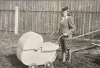 Maminka Sylva Trnková s malou Sylvou v kočárku