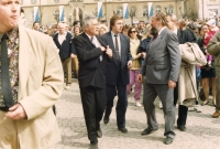 Starosta Josef Michek, předeseda vlády Václav Klaus a další u příležitosti Světové poutě věřících v Nepomuku, 14.-15. 5. 1993