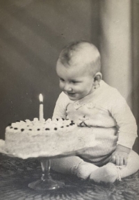 Malá Sylva Puchingerová, rozená Trnková, o svých prvních narozeninách