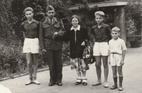 Otec během služby v PTP při návštěvě manželky s dětmi, zleva syn Dimitrij ml., Vladimír a Petr, Praha asi 1952